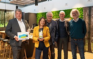 Im Bild v. l. n. r.: Marco Hammer (Geschäftsführer Hanse Haus GmbH), Martina Kirchner (Weltladen Bad Brückenau), Gerd Kirchner (Weltladen Bad Brückenau), Jürgen Pfister (2. Bürgermeister), Dirk Hönerlage (Eine-Welt-Gruppe e. V.) Fairtrade: Wir sind dabei
