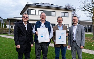 CrefoZert 2025 v. l.: André Neubauer (Kundenbetreuer Creditreform Würzburg), Oliver Schaub (kaufm. Leiter) Christian Garke (kaufm. Geschäftsführer), Raymond Polyak (Geschäftsführender Gesellschafter, Creditreform Würzburg)