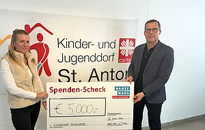 Übergabe des Spendenschecks Spende Kinderdorf Riedenberg
